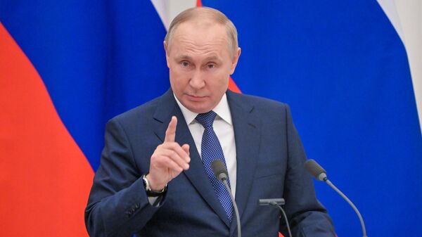 Vladimir Putin, presidente da Rússia, em coletiva de imprensa após encontro com o presidente da França, Emmanuel Macron, em Moscou - Sputnik Brasil