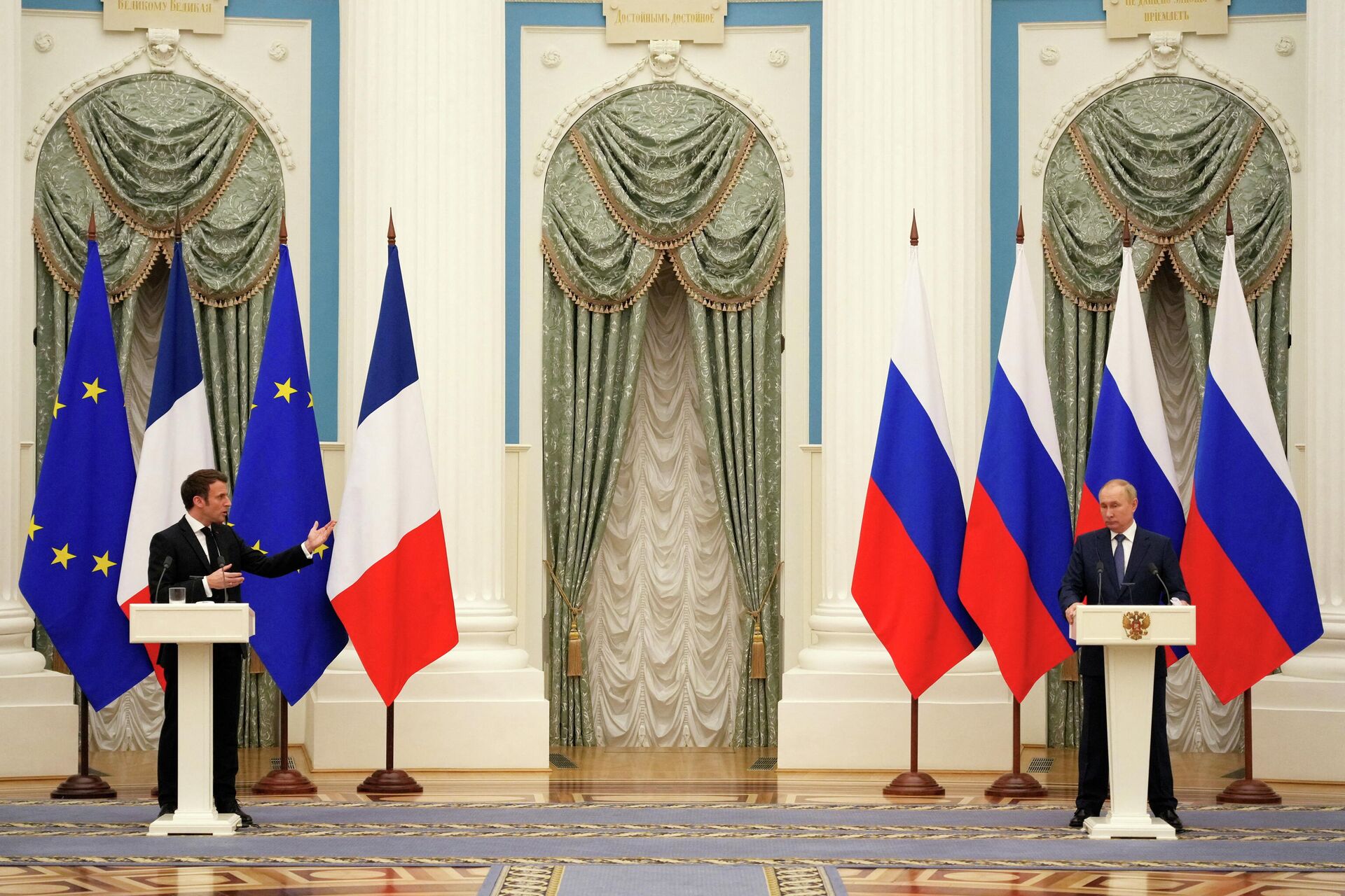 Presidentes da Rússia e da França, Vladimir Putin e Emmanuel Macron, durante coletiva de imprensa conjunta em Moscou, 7 de fevereiro de 2022 - Sputnik Brasil, 1920, 08.02.2022