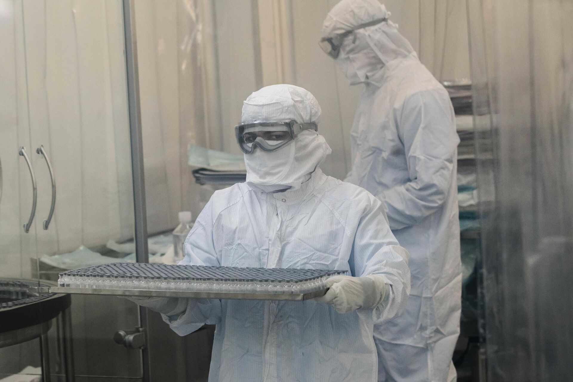 Funcionários da Fiocruz trabalham na etapa de envase da vacina Oxford/Astrazeneca, no Instituto Bio-Manguinhos, no Rio de Janeiro (RJ), 12 de fevereiro de 2021 - Sputnik Brasil, 1920, 08.02.2022