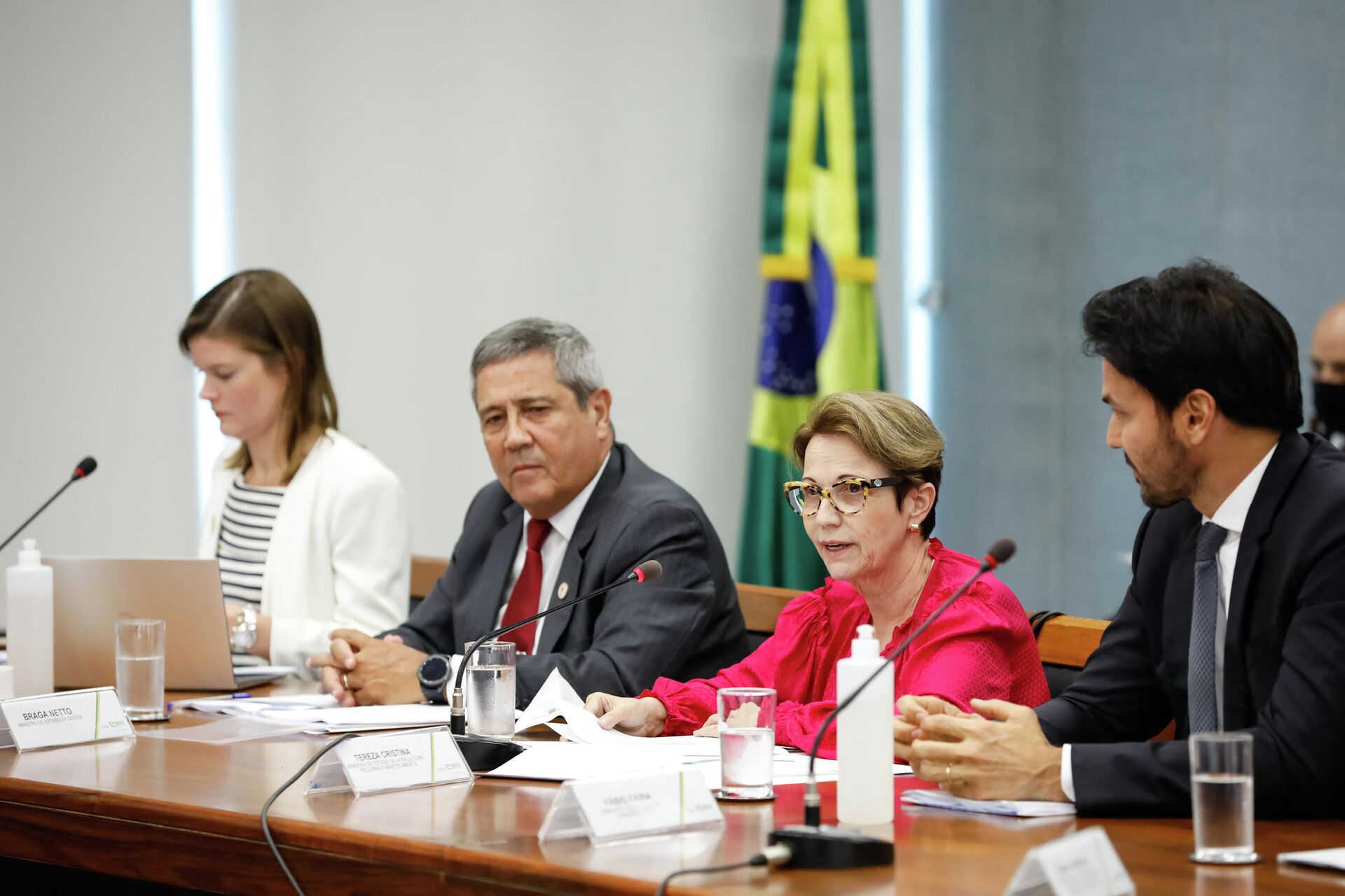 No centro, o ministro da Defesa, Walter Braga Netto, e a ministra da agricultura, Tereza Cristina, em Brasília, 4 de abril de 2021 - Sputnik Brasil, 1920, 08.02.2022