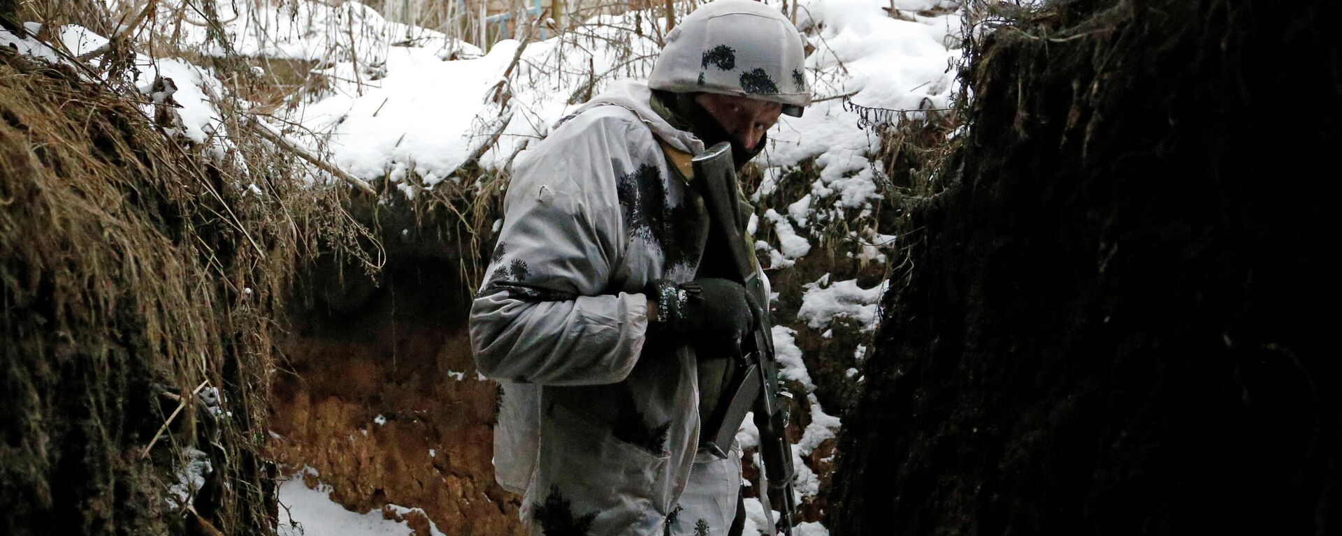 Militar da autoproclamada República Popular de Lugansk segura arma em posição de combate na região de Lugansk, 25 de janeiro de 2022 - Sputnik Brasil, 1920, 08.02.2022