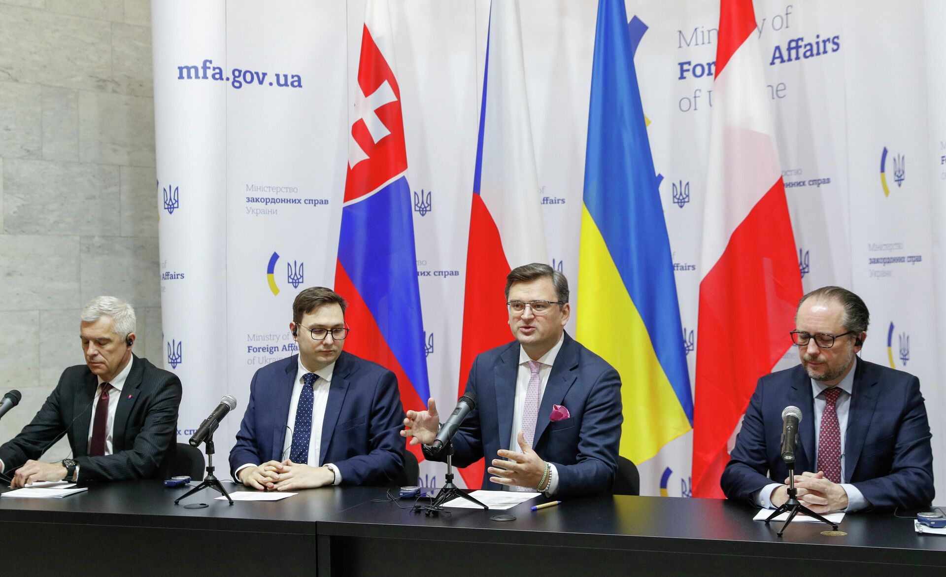 Em Kiev, os ministros de Relações Exteriores da Eslováquia, Ivan Korcok (na ponta esquerda), da República Tcheca, Jan Lipavsky (no centro à esquerda), da Ucrânia, Dmytro Kuleba (no centro, à direita), e da Áustria, (na ponta direita), participam de reunião em 8 de fevereiro de 2022 - Sputnik Brasil, 1920, 08.02.2022