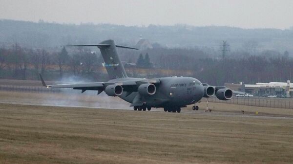 Em Jasionka, sul da Polônia, um avião da Força Aérea dos Estados Unidos carregando tropas norte-americanas chega ao aeroporto local, em 6 de fevereiro de 2022 - Sputnik Brasil