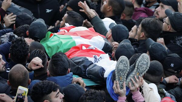 Na Faixa de Gaza, palestinos carregam o corpo de um conterrâneo morto ao lado de outros dois militantes por forças de Israel, em 8 de fevereiro de 2022 - Sputnik Brasil