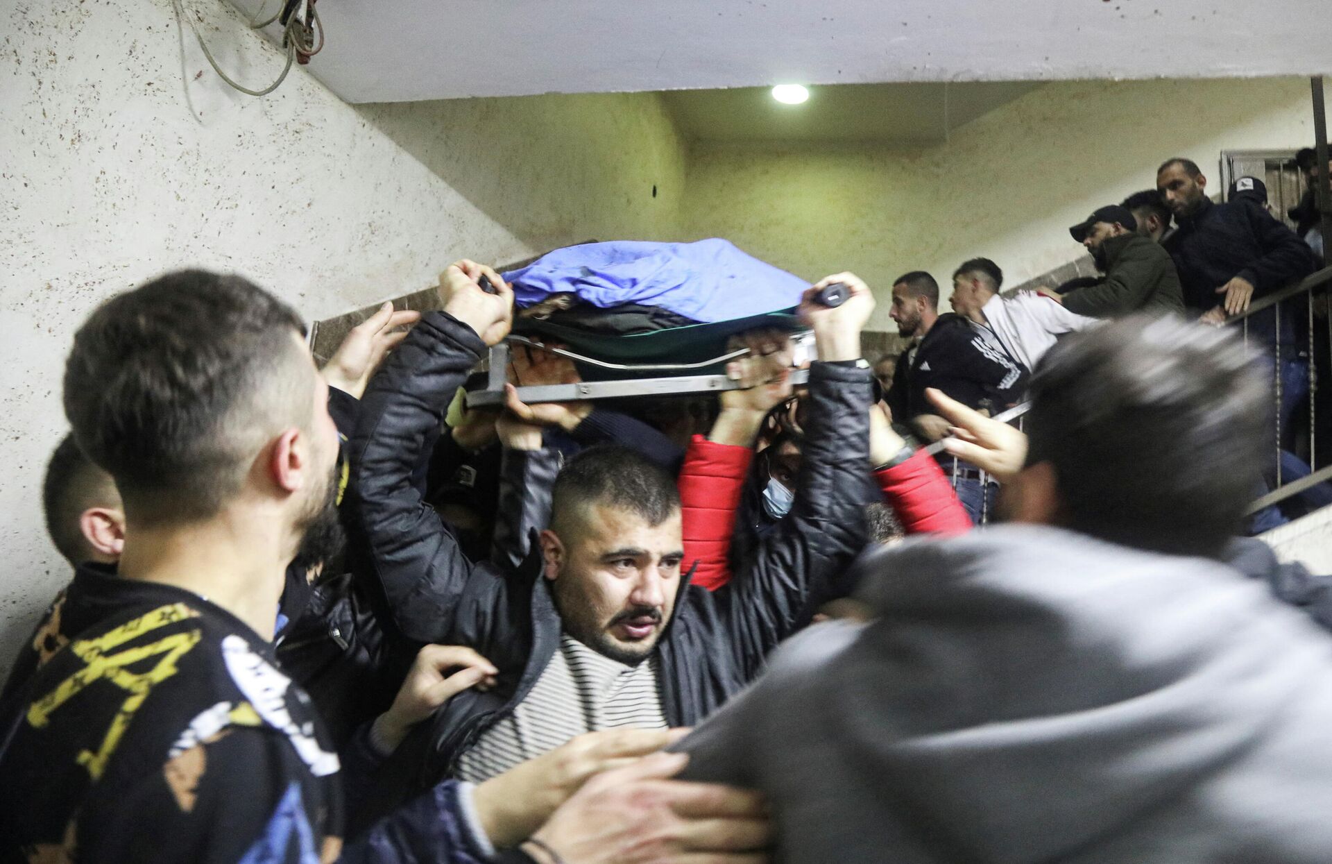 Na Faixa de Gaza, pessoas carregam o corpo de um palestino morto ao lado de outros dois conterrâneos por forças de Israel na cidade de Nablus, em 8 de fevereiro de 2022 - Sputnik Brasil, 1920, 08.02.2022