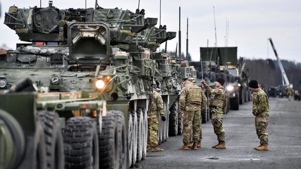 Soldados americanos ao lado de veículos de combate prontos para serem deslocados para Romênia ante a crise ucraniana, Alemanha, 9 de fevereiro de 2022 - Sputnik Brasil