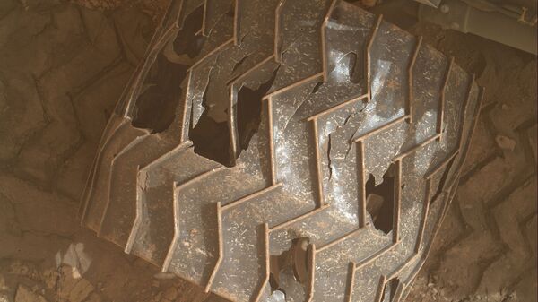 Detalhe de uma das seis rodas de alumínio do rover Curiosity - Sputnik Brasil