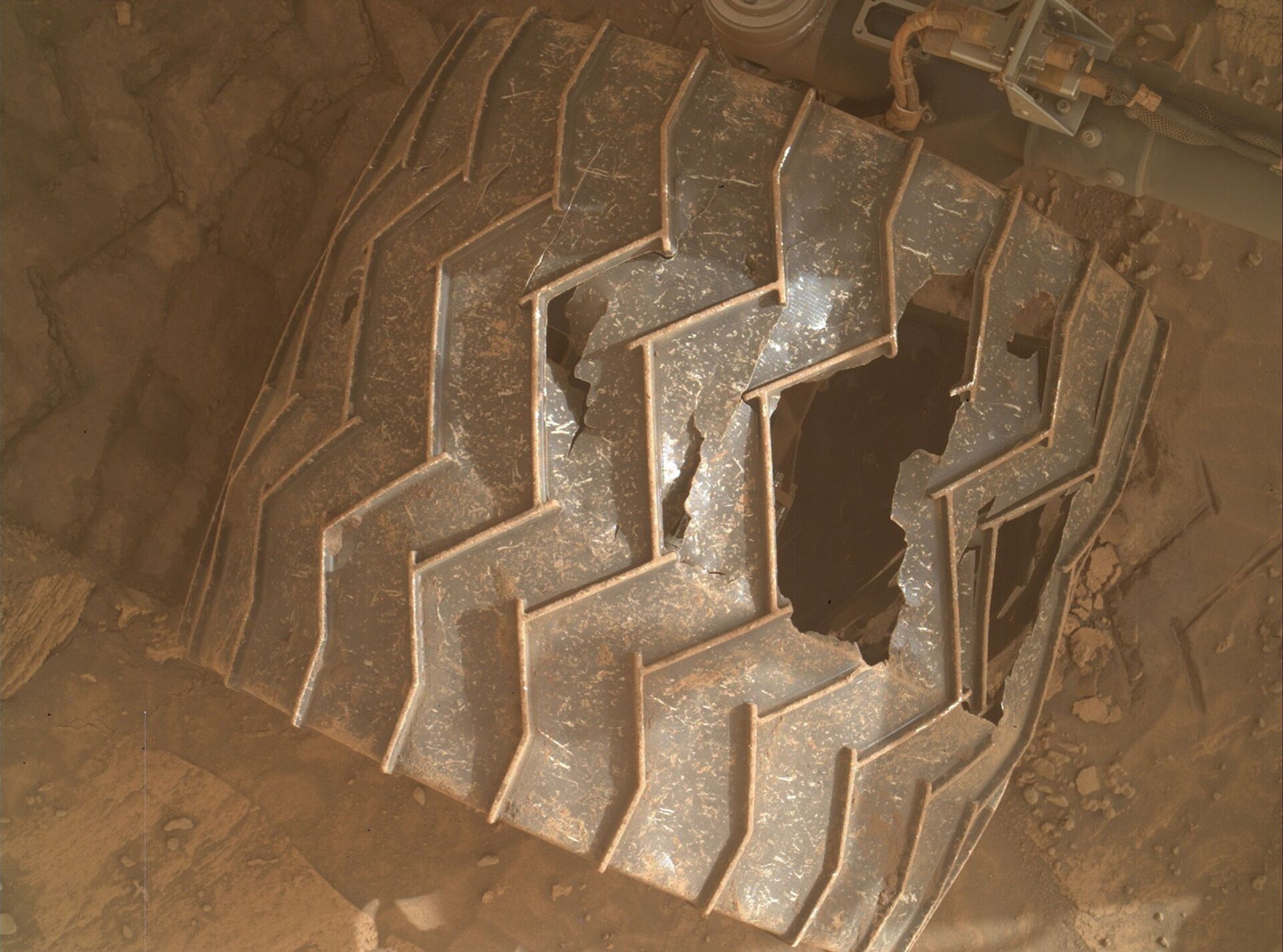 Estrago causado na roda do rover Curiosity depois de quase dez anos em Marte - Sputnik Brasil, 1920, 09.02.2022