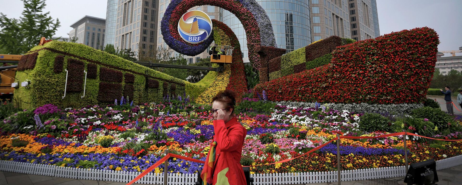 Mulher passa ao lado de plataforma promovendo Fórum de Um Cinturão, Uma Rota em Pequim, China, 23 de abril de 2019 - Sputnik Brasil, 1920, 09.02.2022