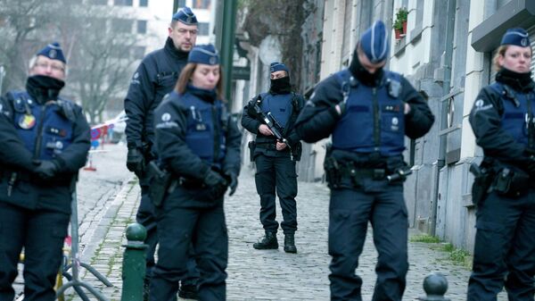 Polícia aguardando comboio com Salah Abdeslam para o julgamento após tiroteio em Vorst, Bruxelas, Bélgica, 5 de fevereiro de 2018 - Sputnik Brasil