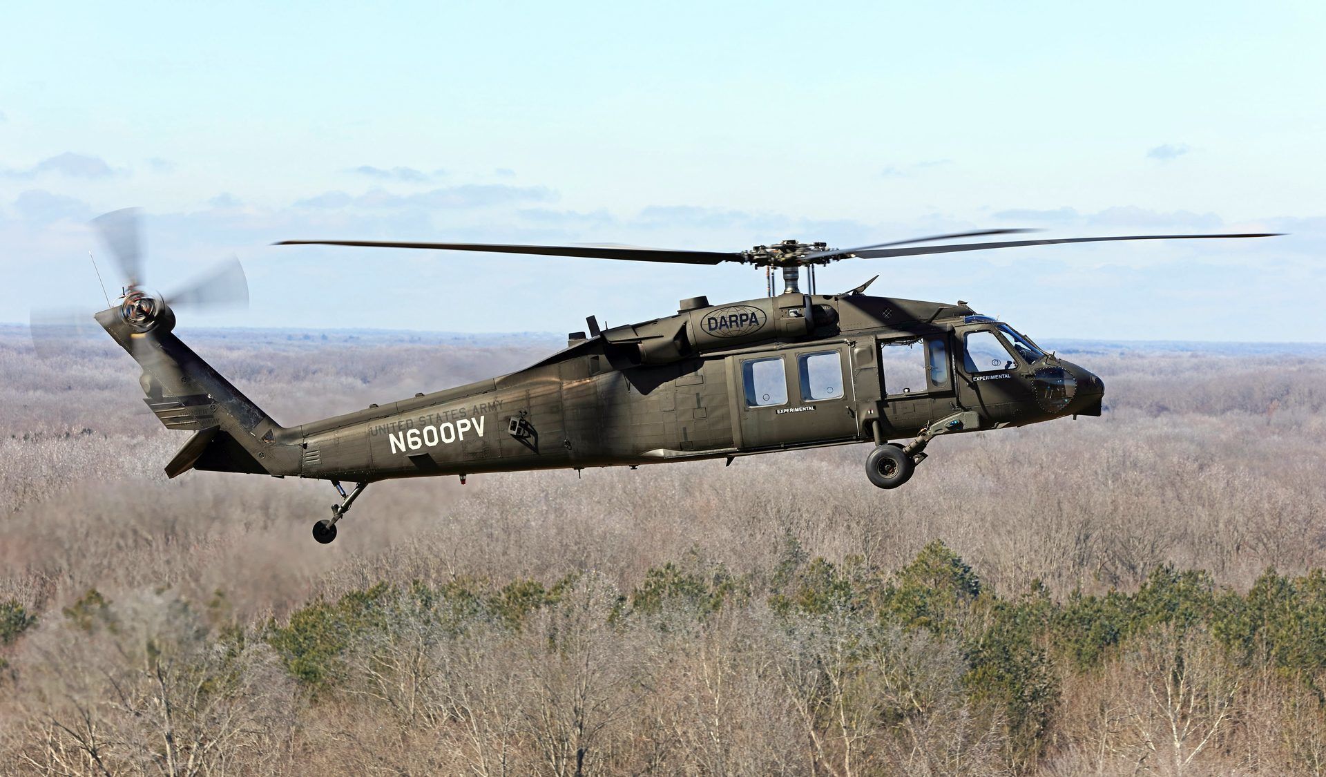 A aeronave opcionalmente pilotada Sikorsky UH-60A Black Hawk faz seu primeiro voo não tripulado no sábado, 5 de fevereiro de 2022 - Sputnik Brasil, 1920, 09.02.2022
