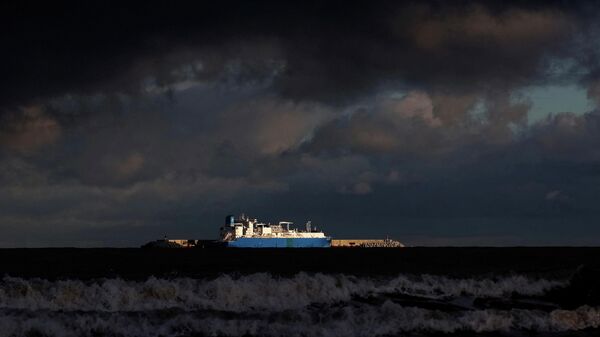 Marshal Vasilevsky, navio de gás natural liquefeito da empresa estatal russa Gazprom, ancorado na costa do mar Báltico perto de Kaliningrado, Rússia, 3 de fevereiro de 2022 - Sputnik Brasil