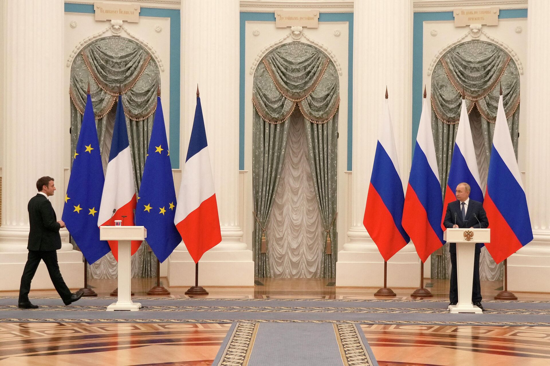O presidente russo Vladimir Putin, à direita, observa o presidente francês Emmanuel Macron chegando para uma entrevista coletiva após suas conversas, segunda-feira, 7 de fevereiro de 2022 em Moscou - Sputnik Brasil, 1920, 03.03.2023