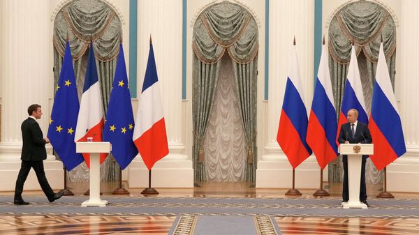 O presidente russo Vladimir Putin, à direita, observa o presidente francês Emmanuel Macron chegando para uma entrevista coletiva após suas conversas, segunda-feira, 7 de fevereiro de 2022 em Moscou - Sputnik Brasil