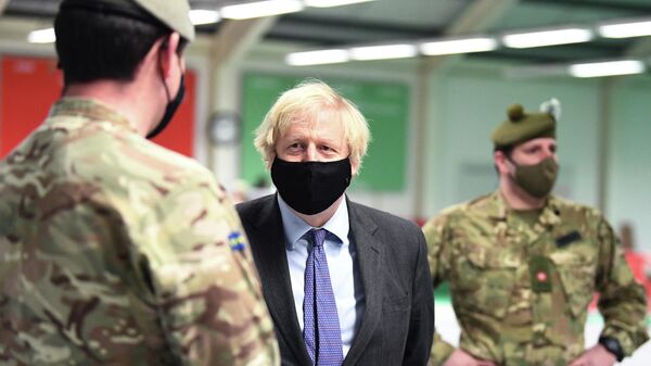 O primeiro-ministro do Reino Unido, Boris Johnson, se reúne com tropas durante a montagem de um centro de vacinação, em Glasgow, na Escócia, em 28 de janeiro de 2021 - Sputnik Brasil