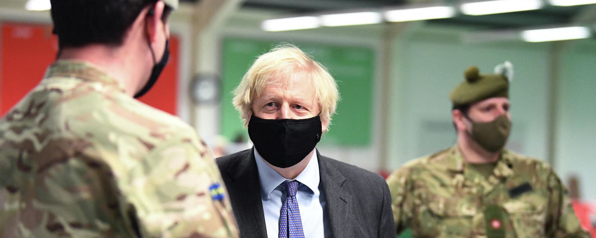 O primeiro-ministro do Reino Unido, Boris Johnson, se reúne com tropas durante a montagem de um centro de vacinação, em Glasgow, na Escócia, em 28 de janeiro de 2021 - Sputnik Brasil, 1920, 09.02.2022