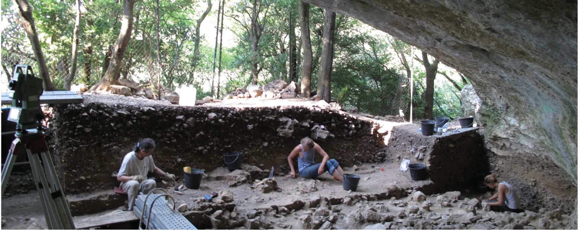 Arqueólogos trabalhando na caverna francesa Mandrin Grotto - Sputnik Brasil, 1920, 10.02.2022
