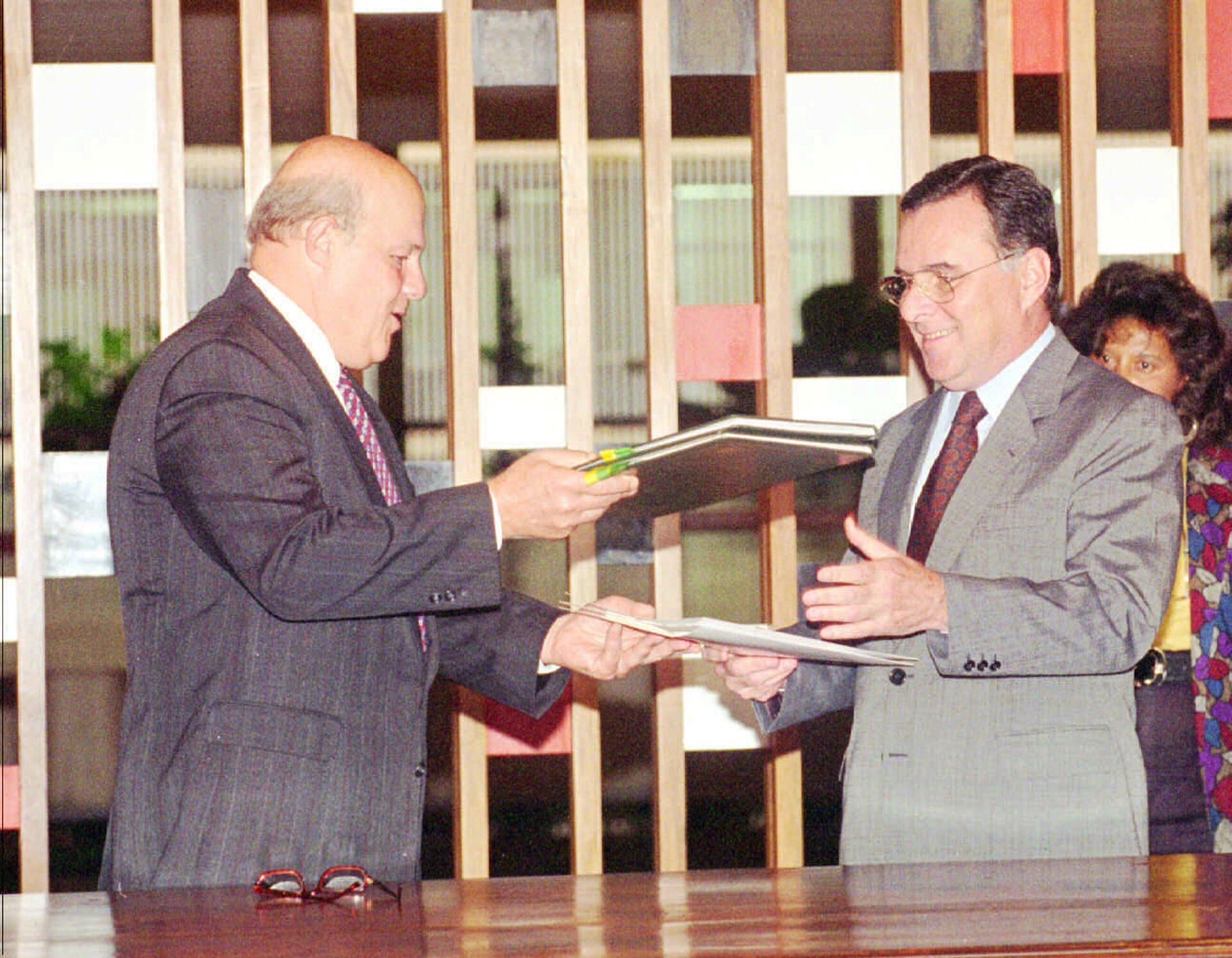 O então embaixador dos Estados Unidos no Brasil, Melvyn Levitsky (esquerda), e o então ministro das Relações Exteriores, Luiz Felipe Lampreia, durante assinatura de convênio antidrogas em Brasília (foto de arquivo) - Sputnik Brasil, 1920, 10.02.2022