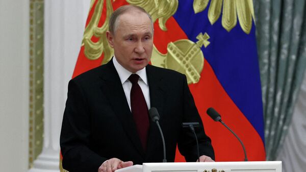 O presidente russo, Vladimir Putin, fala durante uma cerimônia de entrega dos mais altos prêmios estaduais no Kremlin em Moscou, Rússia, 2 de fevereiro de 2022 - Sputnik Brasil
