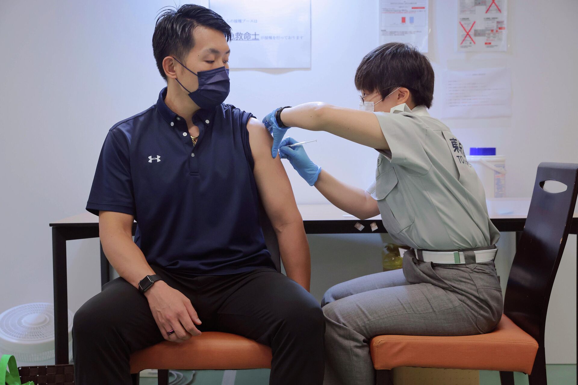 Em Tóquio, um cidadão japonês recebe uma vacina contra a COVID-19, em 2 de agosto de 2021 - Sputnik Brasil, 1920, 10.02.2022