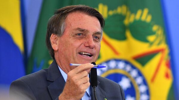 O presidente Jair Bolsonaro ao conceder aumento para Professores da Educação Básica em solenidade no Palácio do Planalto em Brasília, Distrito Federal, 4 de fevereiro de 2022 - Sputnik Brasil