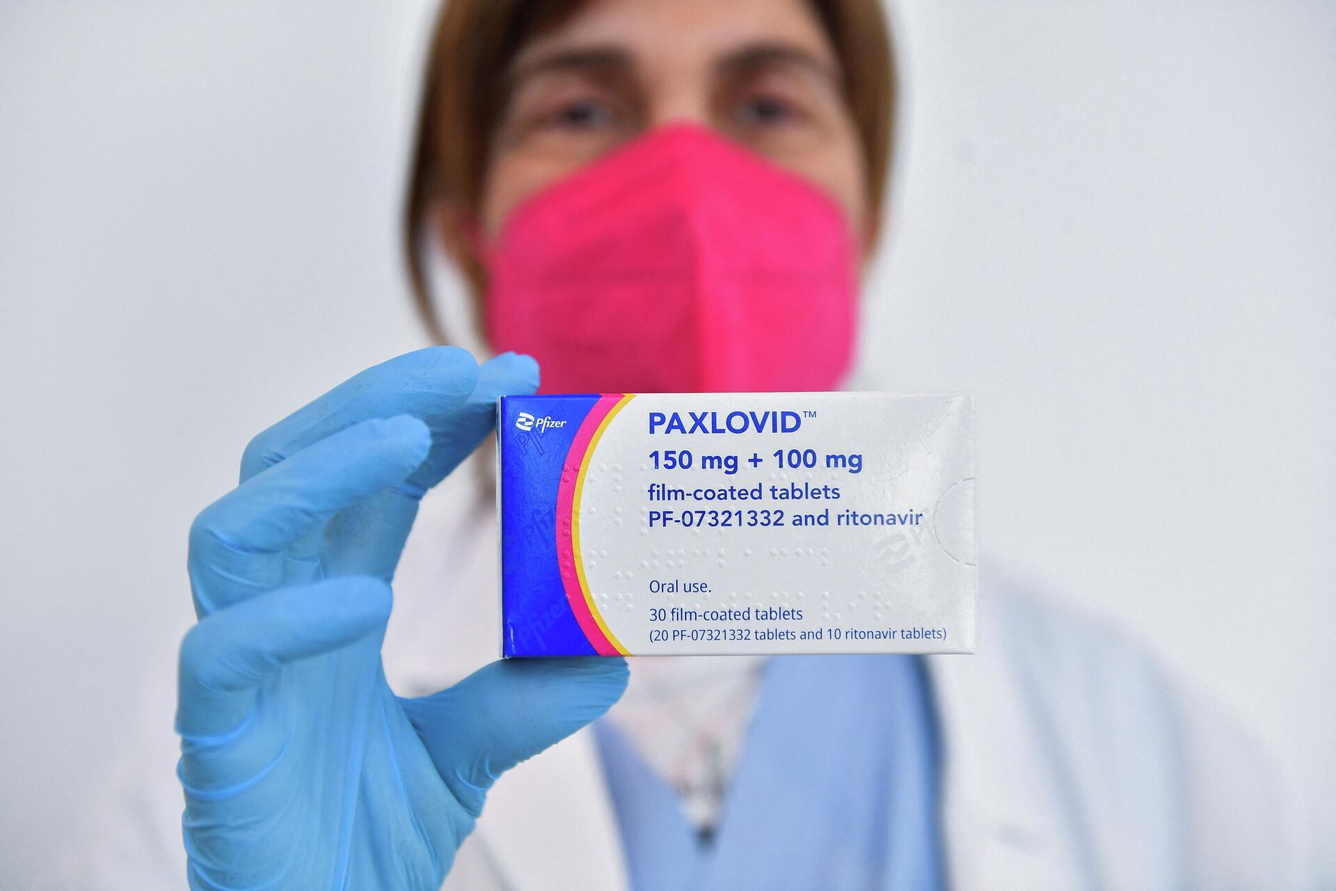 Em Grosseto, na Itália, uma médica segura uma embalagem do medicamento contra a COVID-19 desenvolvido pela Pfizer, o Paxlovid, em 8 de fevereiro de 2022 - Sputnik Brasil, 1920, 10.02.2022
