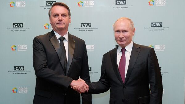 O presidente russo, Vladimir Putin, à direita, e o presidente do Brasil, Jair Bolsonaro, apertam as mãos antes de suas conversas à margem da 11ª edição da Cúpula do BRICS, em Brasília, Brasil, 13 de novembro de 2019 - Sputnik Brasil