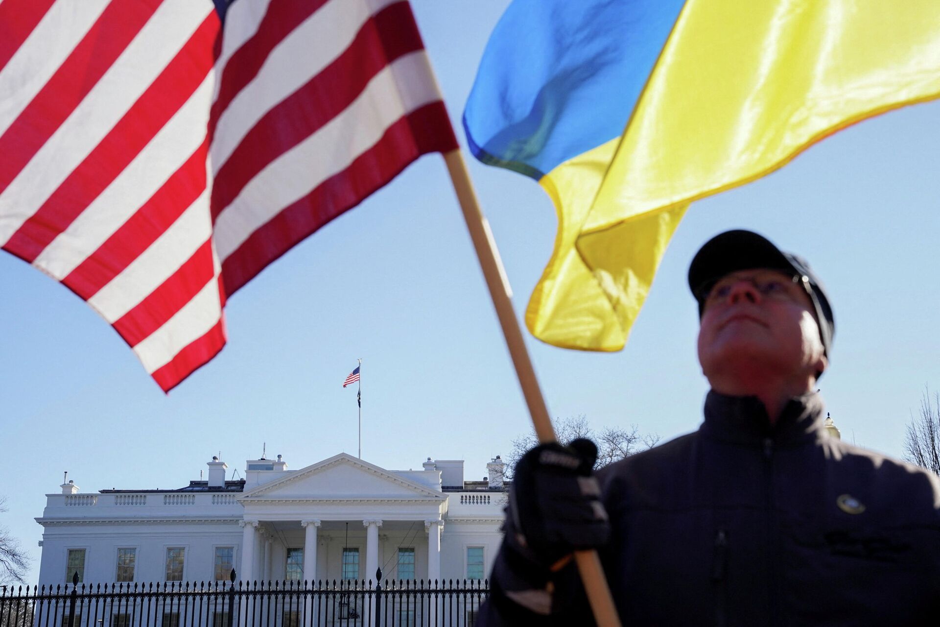 Ativista segura bandeiras dos EUA e da Ucrânia durante protesto nos arredores da Casa Branca em Washington, 29 de janeiro de 2022 - Sputnik Brasil, 1920, 11.02.2022