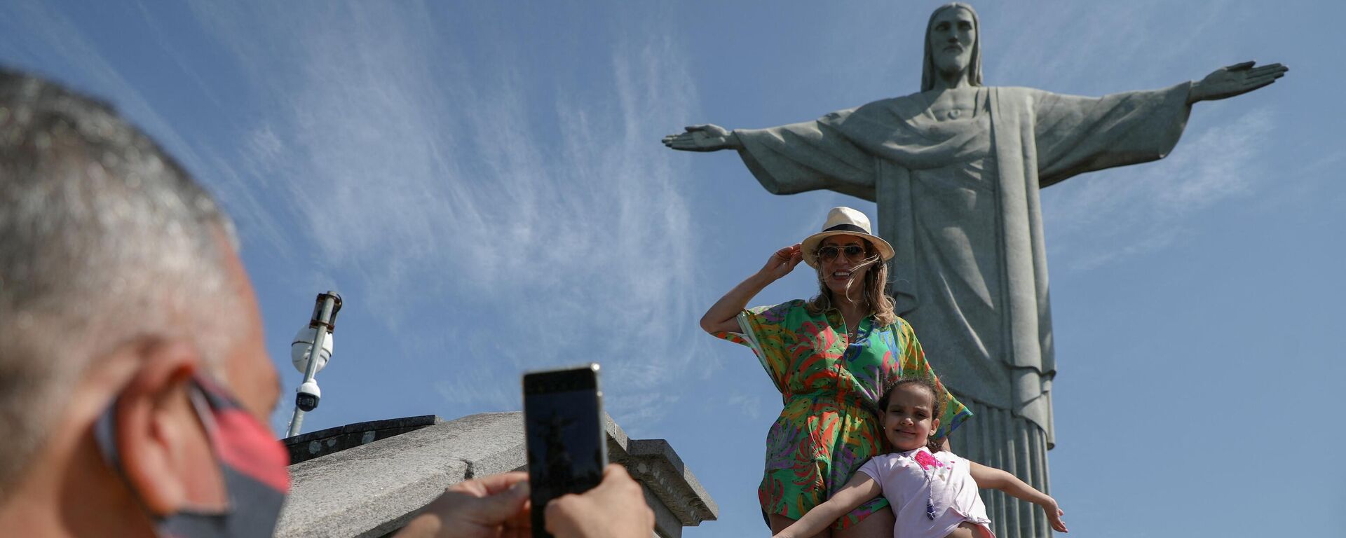 Turistas posam no fundo do Cristo Redentor no Rio de Janeiro, Brasil, 15 de agosto de 2020 - Sputnik Brasil, 1920, 27.02.2024