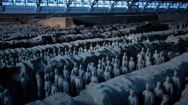 Figuras de terracota escavadas exibidas no Museu de Guerreiros e Cavalos de Terracota do Imperador Qin Shihuang em Xi'an, na província de Shaanxi, noroeste da China, 8 de janeiro de 2018 - Sputnik Brasil