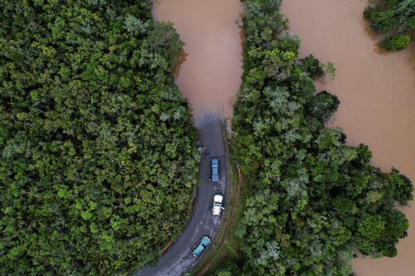 Acumulação de veículos em rodovia inundada de Madagáscar. - Sputnik Brasil