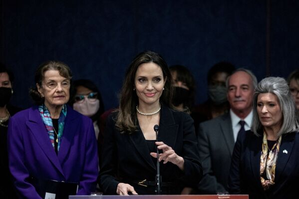 Atriz Angelina Jolie discursa junto com membros do Congresso em Washington, D.C., EUA. - Sputnik Brasil