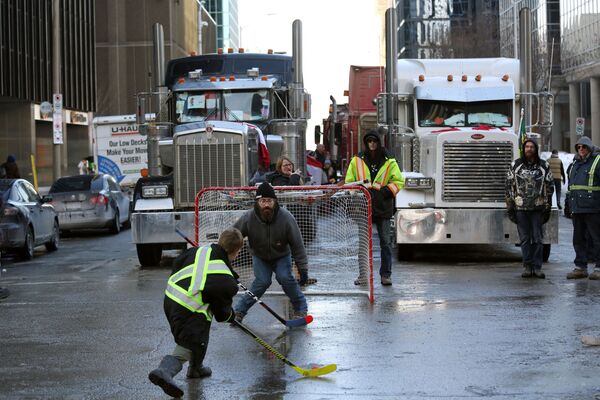 Manifestantes jogam hóquei em rua de Ottawa, Canadá. - Sputnik Brasil