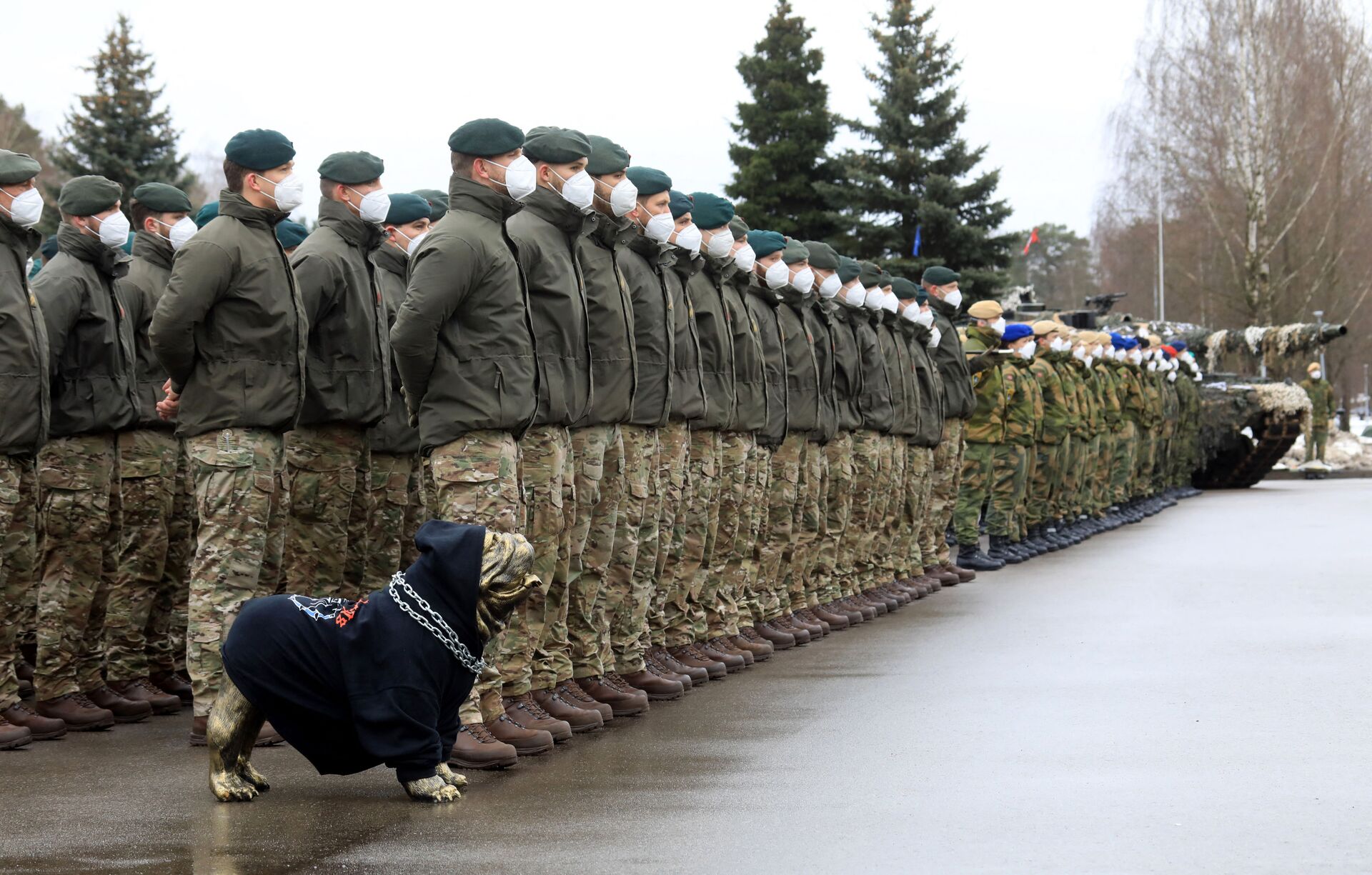 Estatueta de cachorro ao lado de soldados britânicos durante a cerimônia do grupo de combate da OTAN em Rukla, Lituânia - Sputnik Brasil, 1920, 21.02.2022