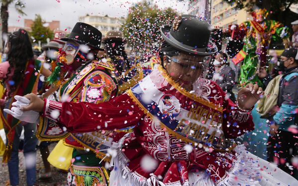 Mulher com protetor facial durante abertura do Carnaval em La Paz, Bolívia. - Sputnik Brasil