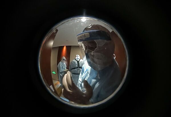Equipe médica em trajes de proteção no hotel de quarentena em Pequim. - Sputnik Brasil