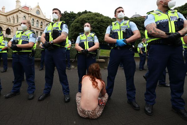 Manifestante em protesto contra as restrições da COVID-19 em Wellington, Nova Zelândia. - Sputnik Brasil