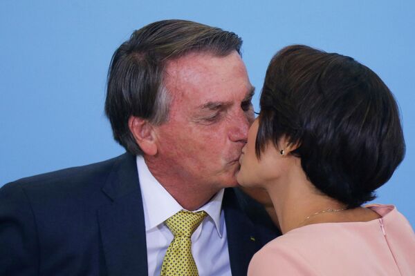 Presidente brasileiro Jair Bolsonaro beija sua esposa Michelle Bolsonaro durante cerimônia no Palácio do Planalto em Brasília
 - Sputnik Brasil