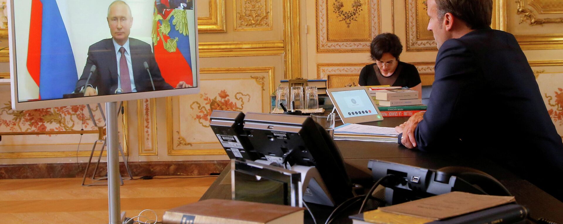 O presidente francês Emmanuel Macron conversa com o presidente russo Vladimir Putin durante videoconferência no Palácio Elysée em Paris, França, 26 de junho de 2020 - Sputnik Brasil, 1920, 12.02.2022