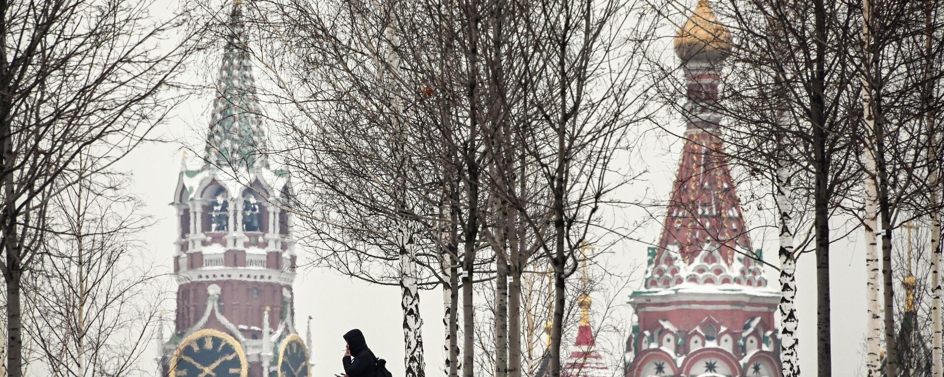 Homem passa á frente da torre Spasskaya do Kremlin e a Catedral de São Basílio em Moscou, Rússia, 3 de fevereiro de 2022 - Sputnik Brasil, 1920, 12.02.2022