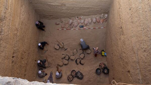 Arqueólogos examinam poço do cemitério de Abu Sir, perto de Cairo, Egito - Sputnik Brasil