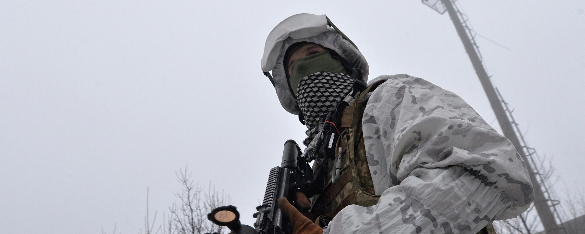 Soldado das Forças Armadas da Ucrânia nas proximidades da linha de contato na região de Donetsk, Ucrânia, 11 de fevereiro de 2022 - Sputnik Brasil, 1920, 13.02.2022