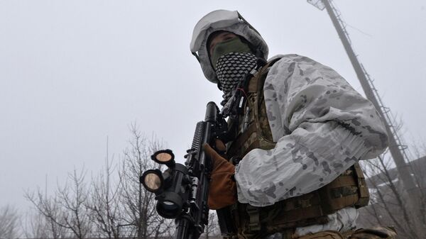 Soldado das Forças Armadas da Ucrânia nas proximidades da linha de contato na região de Donetsk, Ucrânia, 11 de fevereiro de 2022 - Sputnik Brasil