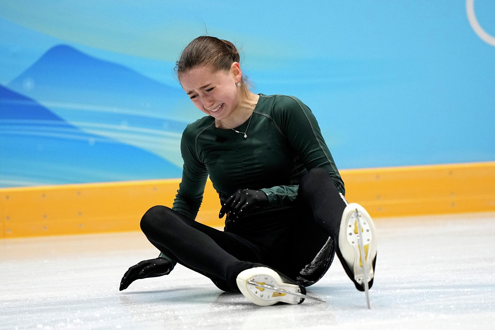 Kamila Valieva, do Comitê Olímpico Russo, cai durante sessão de treinamento nos Jogos de Inverno de Pequim, China, 13 de fevereiro de 2022 - Sputnik Brasil, 1920, 13.02.2022
