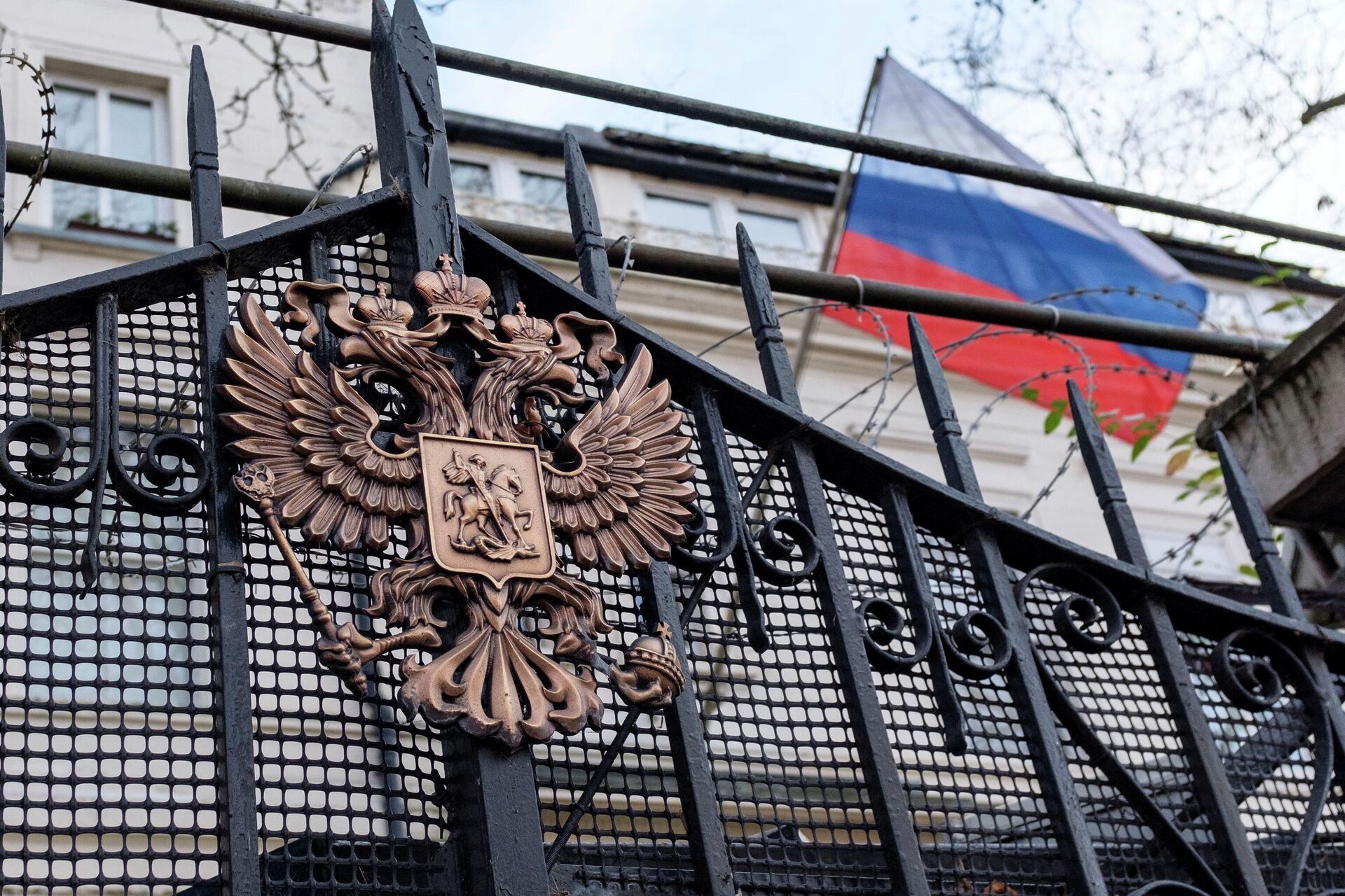 Brasão da Rússia na porta da Embaixada da Rússia em Londres, Reino Unido, 12 de fevereiro de 2022 - Sputnik Brasil, 1920, 14.02.2022