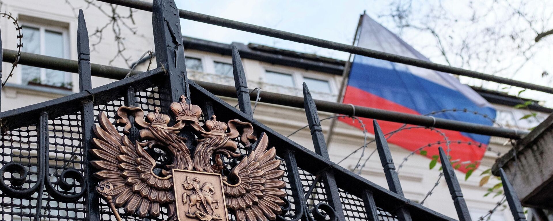 Brasão da Rússia na porta da Embaixada da Rússia em Londres, Reino Unido, 12 de fevereiro de 2022 - Sputnik Brasil, 1920, 15.02.2022