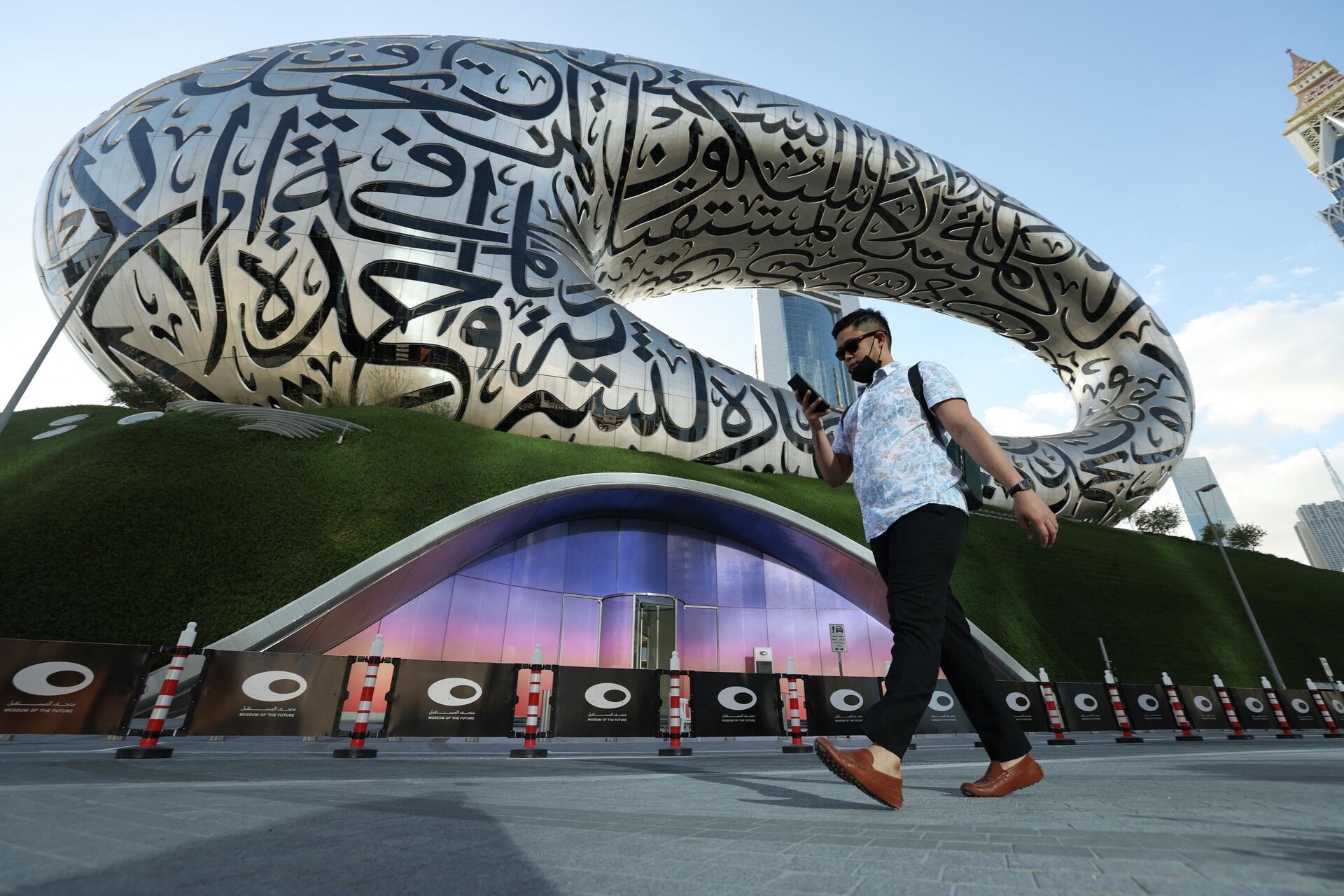 Homem passa pelo Museu do Futuro em Dubai, nos Emirados Árabes, em 7 de fevereiro de 2022 - Sputnik Brasil, 1920, 14.02.2022