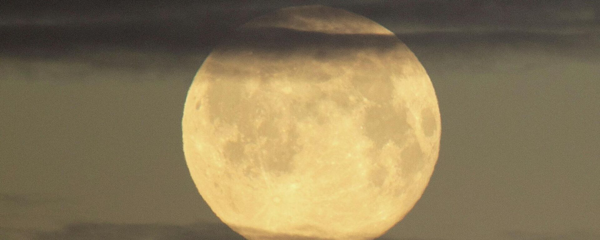 Lua como vista em Hartshead Pike, Inglaterra, Reino Unido, 18 de janeiro de 2022 - Sputnik Brasil, 1920, 14.02.2022