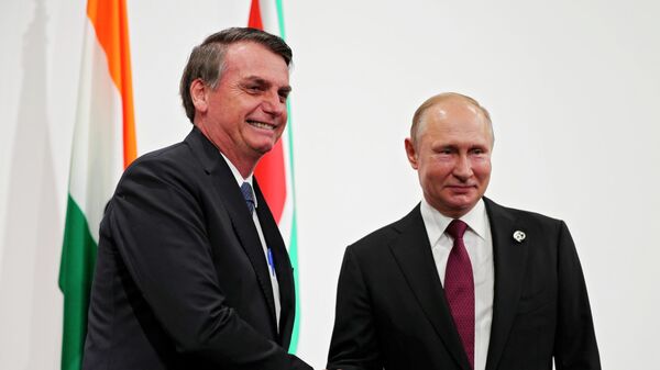 O presidente brasileiro, Jair Bolsonaro, e o presidente russo, Vladimir Putin, posam para uma foto antes de uma reunião do BRICS à margem da cúpula do G20 em Osaka, no Japão, em 28 de junho de 2019 - Sputnik Brasil