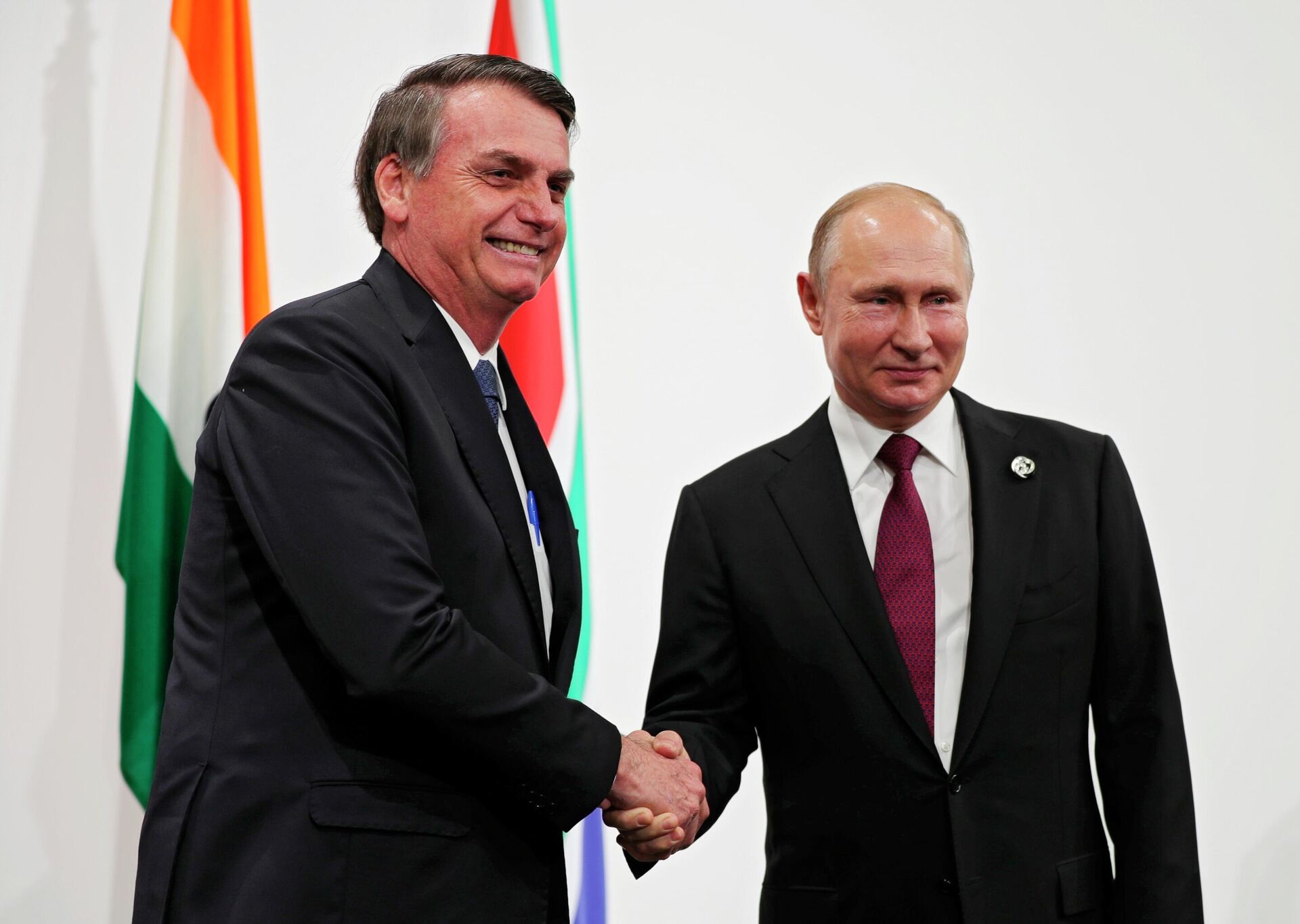 O presidente brasileiro, Jair Bolsonaro, e o presidente russo, Vladimir Putin, posam para uma foto antes de uma reunião do BRICS à margem da cúpula do G20 em Osaka, no Japão, em 28 de junho de 2019 - Sputnik Brasil, 1920, 15.03.2022